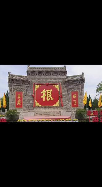 山西省洪洞县大槐树是全国唯一以寻根、祭祖为主题的民祭圣地,被誉为华人老家、根祖圣地。
为什么要从山西移民全国呢?元朝末期,中原也就是现在的河北、山东、河南、安徽因战乱、黄灾频发,土地荒芜、人口锐减;山西却是群山阻隔战火,人口稠密。明朝为恢复农耕、均衡人口,推行官方移民政策。
明洪武三年(1370)至永乐十五年(1417)的近50年间,在洪洞广济寺大槐树下18次集中迁民,官府在此登记、发放路费、编队遣送,累计移民超百万人,涉及1230余个姓氏 ,遍布全国18个省、500余县市,后裔如今遍布海内外。民间流传民谣:问我祖先在何处,山西洪洞大槐树。
移民们离开山西做了一件事:为了印证是山西移民,所有人将小脚趾指甲劈为两瓣,成为区分后裔的民间印记,我的小脚趾就是两瓣,照片为证。移民过程中产生了一个词“解手”,移民被反绑双手押送,如厕需官兵解开绳索,后人便称上厕所为“解手”,湖南人上厕所也为“解手”,大槐树后代可能性很大。
我的老家是山西平遥,我的祖先属于洪洞大迁移留下来没出省的少数人,表面上看我与大槐树没有关系。可为啥又在湖南呢,那就不得不说又一次大移民。1949年新中国建立,南方基本是国民党统治区,新的解放区建立需要可靠的共产党基层领导者。山西是革命老区,党的根基扎实,干部队伍也强大,中央决定山西划出一半干部到南方建立基层政权,就这样山西派出了一万多干部到南方各省,这些人都留在了南方各地,这是不是又一次的移民。我爸妈也就是这样来到了湖南,我也就这么扎根在湖南了,这是不是又一次的大移民呢?
不管怎么说吧,大槐树是唯一的寻根祭祖圣地,作为山西人应该永远铭记自己的根在这里#山西省洪洞县大槐树 #中国人根之所在#不可忘却的记忆
