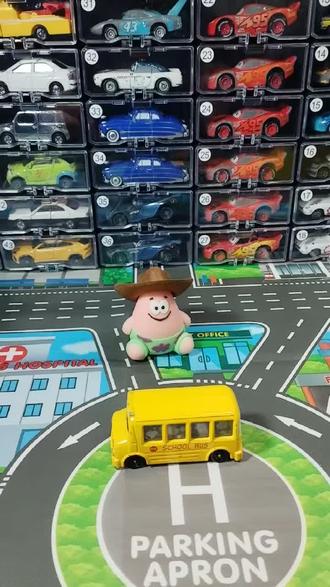 2012年多美卡史努比校巴 这辆黄色校车的原型,来自经典美国漫画《花生漫画(Peanuts)》——也就是史努比、查理·布朗所在的那个充满童真的世界。在原作中,校车是查理·布朗、露西、莱纳斯等小伙伴们每天上学的“移动教室”。它不仅是交通工具,更是他们打闹、吐槽、分享小秘密的地方。史努比偶尔会偷偷趴在车顶,把自己想象成“飞行员”,俯瞰这群人类小孩的日常。多美卡(Tomica)在2013年推出这款Dream Tomica No.154 史努比校车,是为了致敬《花生漫画》诞生60多年来的经典形象,把漫画里的温暖瞬间,变成可以握在手里的合金小车。#汽车 #卡通 #小比例车模 #赛车