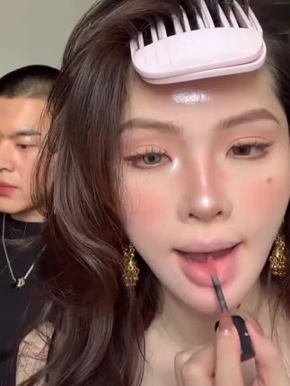 太爱了让我空管的唇泥!素颜涂也很好看的颜色巨美啊!#口红试色 #妆容分享 #黄黑皮 #木柯诗唇泥 #春夏口红