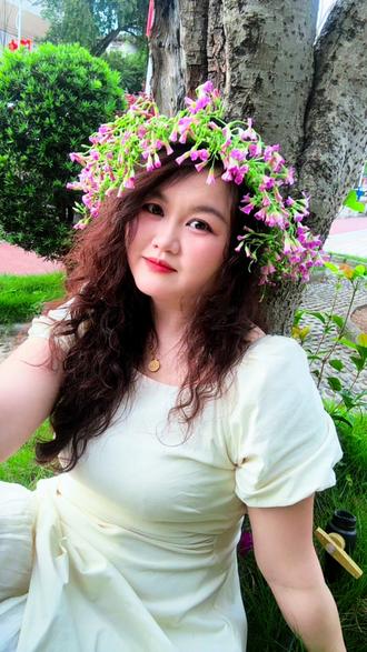 把花编成环,戴在我的发间,存一些花开美照 #老板娘 #vlog日常 #五月天