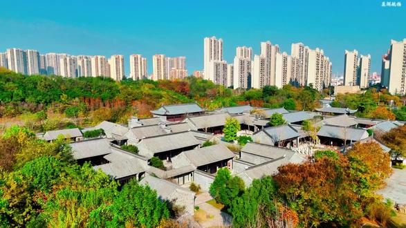 南京太仆寺位于滁州市琅琊区,地处琅琊山麓、西涧之滨,毗邻醉翁亭景区,地理位置清幽雅致。
其历史可追溯至明正统三年(1438年),是明朝掌管马政的中央机构分支机构,因滁州属南直隶、归南京管辖,故名“南京太仆寺”。它负责江淮地区马匹的牧养、调配,为明初军备与交通提供关键支撑。明清更迭后,太仆寺功能渐废,现存遗址经修缮后,成为展现滁州明代官署文化与马政历史的重要载体。 #真实生活分享计划 #种草激励计划 #滁州太仆寺 #南京太仆寺 #真实生活分享官