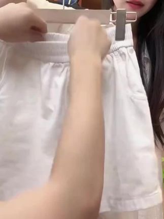 2025年夏季白色休闲裤宽松松紧腰牛仔短裤显瘦纯色女阔腿裤##夏季穿搭 #显高显瘦 #面料舒适透气 #夏日必备 #面料柔软舒适