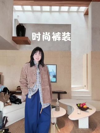 💙这条克莱因蓝阔腿裤,是秋日穿搭的“氛围感作弊器”吧! 随便搭件复古外套+格纹衬衫,往那一站,慵懒松弛感直接拉满~裤腿翻边有惊喜,不翻是随性大女主,翻了是潮酷街头风,一条裤子两种风格,谁穿谁懂它的香! #阔腿裤穿搭 #秋日穿搭灵感 #ootd每日穿搭