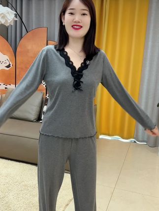 莫代尔的睡衣套装简直太舒服了,宽宽松松的特别遮肉,而且还不会虎背熊腰的,最主要柔软柔软的面料太舒服了#睡衣外穿 #睡衣套装 #面料舒适透气 #莫代尔家居服 #家居女士套装