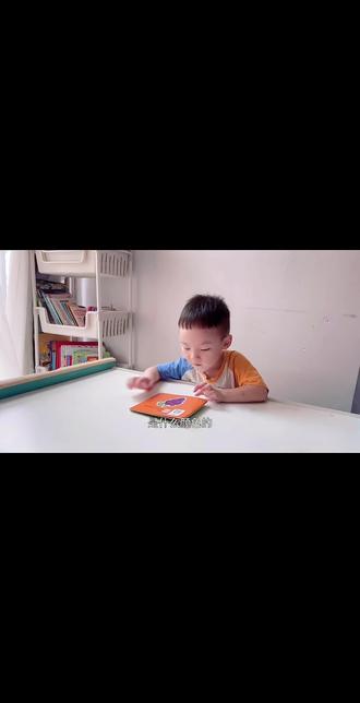 🍇0基础亲子画葡萄🍇5分钟解锁超简单葡萄画
🧚♀️哈喽吖!我是把早教搬回家的阿琦妈妈👩🏻 今天和宝贝解锁了超简单的“瓶盖印章画”,全程娃兴奋到尖叫!材料家家都有,0基础也能秒上手👇
🧾 材料清单 (超省妈版!):
> * A4纸
> * **紫色颜料** (主角!)
> * **蓝+黄颜料** (变魔术用!)
> * 白色颜料 (点睛之笔)
> * 瓶盖 (葡萄神器!)
> * 湿纸巾 + 一次性皮筋
> * 棉签 (小身材大作用)
> * 一次性盘子 (调色盘平替)
>
> **🎨 三步搞定小葡萄:**
>
> 1️⃣ **🍇 瓶盖变“葡萄印章”!**
> * 湿纸巾包住瓶盖,皮筋固定!(娃抢着做!)
> * 蘸满紫色颜料,“咚~哒~”印在纸上!按一按,抬起来,圆溜溜的葡萄出现啦!让娃多按几次,超有成就感!
>
> 2️⃣ **🌿 变魔术时间:蓝+黄=绿!**
> * 在盘子上挤一点蓝色+黄色,让娃使劲搅搅搅!亲眼见证变绿色超神奇!(科普get√)
> * 用棉签or手指蘸绿色,画上小叶子&藤蔓,瞬间生动!
>
> 3️⃣ **✨ 点睛之笔:棉签点“高光”!**
> * 棉签蘸一丢丢白色颜料,轻轻点在葡萄上!BlingBling~ 像挂了糖霜!娃最爱这一步!
>
> **📚 超暖心插曲:** 我一说画葡萄,娃立马跑去翻出他的葡萄绘本📖,举着问我:“妈妈,画这个吗?” 啊啊啊心都化了!😭 艺术启蒙不就是陪他认识世界的样子吗?
#亲子互动 #艺术启蒙 #在家早教 #葡萄 #全职宝妈