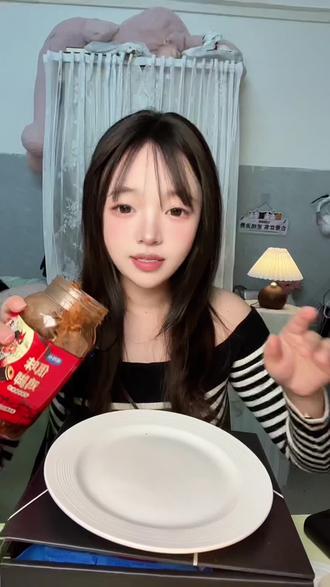 瓦味鸡爪 越吃越上瘾了,谁懂啊,滇班长家的我真是爱不释手,#滇班长瓦味鸡爪 #解馋 #好吃到停不下来