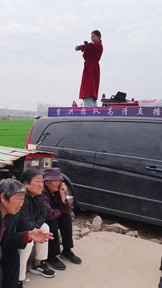 随拍记录生活:爆红网络的西华县肖横村草根网红歌手“三个孩子的妈吴姐”,其家附近迅速成为新晋网红打卡点,各地主播、粉丝与游客纷至沓来,成为豫东新晋流量地标。