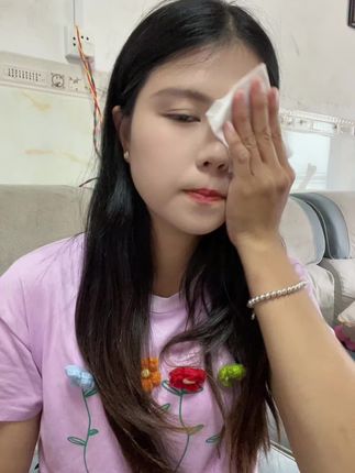 姐妹们,你们是不是经常熬夜?皮肤干燥暗沉、起皮,推荐一款宝藏面膜,它不仅可以补水保湿,还可以提亮肤色,让肌肤更加水润透亮!满满的精华,用完之后皮肤有光泽,上妆也不会卡粉浮粉了#面膜推荐
