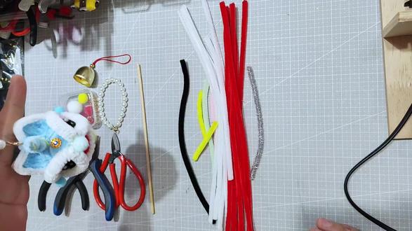 **小号醒狮挂件DIY教程来啦!🦁✨**
扭扭棒变身霸气醒狮,手残党也能轻松搞定!跟着步骤一起扭,成品超惊艳~🎨
材料简单,创意无限,挂包包上超吸睛!快来试试吧!🔥
#手工 #醒狮 #扭扭棒手工 #拾光工作室 #手工教程