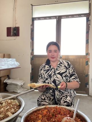 今天吃煎饼卷妈妈的萝卜酱,嘎嘎好吃, 妈妈的萝卜酱都是纯手工零添加,没有科技很活,没有糖,没有油,没有防腐剂,没有添加剂啊,这款酱人人都适合吃,不过我们是南方的北方的都可以吃,早上包子,面条,馒头米饭,真的嘎嘎好吃,j卷煎饼吃嘎嘎的香,大鱼大肉都可以换妈妈萝卜酱豆,支持全国包邮,@DOU+小助手