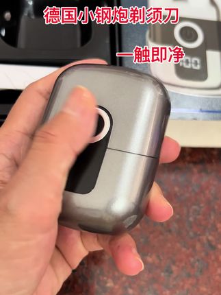 #剃须刀#剃须刀推荐#刮胡刀 每个男人都需要一把好好用的剃须刀,推荐你们试试这个德国进口的电动剃须刀吧!它是采用高速马达驱动的双环浮动刀网设 计,可以实现边刮边清洗的功能,而且还是静音设计 哦~它还支持全身水洗,真的太贴心#刮胡刀推荐#实用好物@抖加🔥上热门🔥dou+🔥热点宝 @DOU+上热门