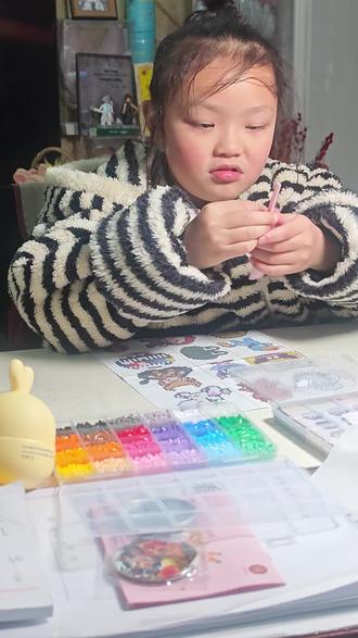 你们家小孩寒假在干嘛?
#拼豆豆 #拼豆教程 #寒假 #熊孩子搞笑日常