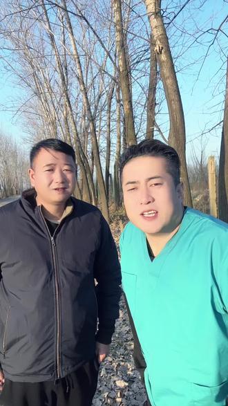 大灰狼把小羊抓走了,农民伯伯在路边哭泣,小朋友们你说我们应该这样帮助农民伯伯,#把大灰狼抓回来。#狗蛋叔叔