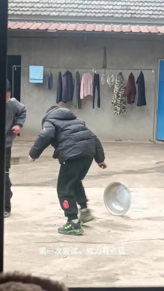 非常推荐去玩这个,放完之后炮仗都不用放了,名字叫炸飞狗盆#春节#放炮#新玩法