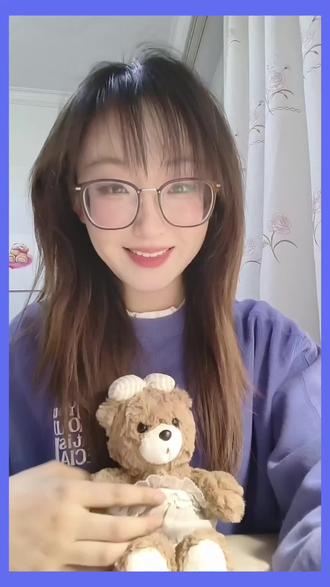 AI是怎么理解人类的语言的呢?🧠
人类的语言在ai的世界里是一个一个的token构成,而大语言模型通过不同token之间的参数来理解你的问题,并思考回答。
transformer架构让模型可以理解token和语意之间联系,它相当于大语言模型大脑的神经网络,每一个token对应的向量相当于神经元,token之间的参数相当于神经元突触之间的链接强度。参数越大代表token之间联系越强。#transformer架构 #embedding #ai #ai科普 #ai大厂实习生