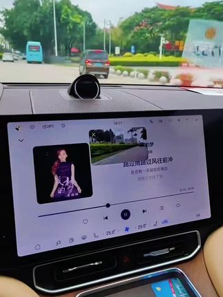 “不管远方有多远,一定会到达,借人间一两风,填我十万八千梦,我平凡但不普通,理想都装在心中。”