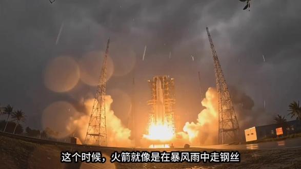 2026年2月11日在文昌航天发射场进行的是长征十号甲执行的不入轨飞行试验,这是载人登月计划关键试验。以下是发射相关介绍:
发射时间:发射窗口为北京时间上午10:51 至下午14:50。 发射地点:海南文昌航天发射场;
核心任务:此次发射是“一箭双验”,同步验证两大关键技术:梦舟返回舱最大动压逃逸,在约20公里高度、超音速极端气动环境下,考核逃逸系统响应与可靠性,为载人登月救生系统打基础;一级海上网系回收:箭体不携带着陆腿, 验证发动机重启、栅格舵控制等回收技术, 尝试由“领航者”号平台网系捕获。
测试场景:火箭点火上升至Max-Q阶段(气动压力峰值),模拟故障触发逃逸塔固体火箭发动机, 瞬间将梦舟返回舱拉离故障火箭,随后展开降落伞安全着陆。
回收方案:采用全球首创“井”字形钢索网捕获,由“领航者”号海上平台执行。该平台长144米、 宽50米,满载排水量2.5万吨,具备DP2动力定位能力,已部署至预定海域。此次试验以技术验证为主,箭体可能优先海上溅落“领航者”号同步开展网系回收模拟演练, 为后续实际捕获积累数据。
关键背景:长征十号甲:是新一代载人运载火箭的近地轨道构型,箭体直径5米,全高约67米, 近地轨道运载能力≥14吨,适配空间站运与载人登月技术铺垫需求。
网系回收:相较传统垂直着陆,可降低箭体结构负担、提升回收容错率,是中国航天在可重复使用火箭领域的创新探索任务意义。
这次测试与NASA猎户座飞船2019年逃逸测试类似,是载人火箭“人级认证”的核心环节, 直接服务于中国“2030年前实现载人登月” 的目标。待梦舟飞船成功完成Max-Q逃逸将为2026年下半年梦舟无人首飞(对接天宫空间站)扫清障碍,并为2028年前后无人绕月/近地轨道验证铺路,最终支撑2030年载人登月。#长征十号甲 #载人登月 #梦舟飞船