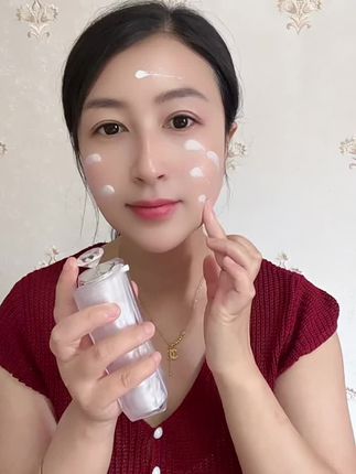 用了快两年的防晒霜,真的特别好用,乳液质地很好推开不卡粉 #提亮肤色改善暗沉 #防晒霜 #防晒隔离二合