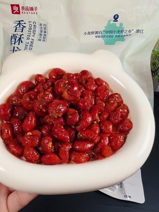 酥酥脆脆的龙虾尾,你们吃过吗?麻辣鲜香超好吃,良品铺子新出香酥龙虾尾,独立包装,开袋即食#解馋 #追剧