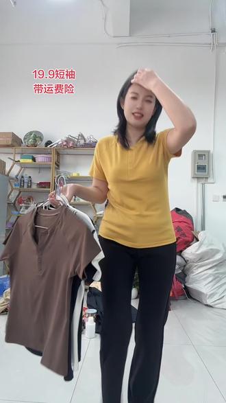 姐妹们快看!超级显瘦的小糯米上衣终于返场了!它是这种软糯q弹的面料,上身真的巨舒服!关键是它巨百搭!你可以把它当做一个小外套去穿,也可以把它当做内搭去穿,都非常好看!#爆款热卖中 #好物推荐🔥 #超划算超便宜 #短袖