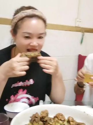你喝酒吗?不经常喝,你什么时候喝,有人请了就喝哈哈。
