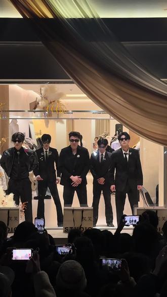 一群疯狂的女人 今天男团的风吹到哪里了?#男团 #闻集笑笑