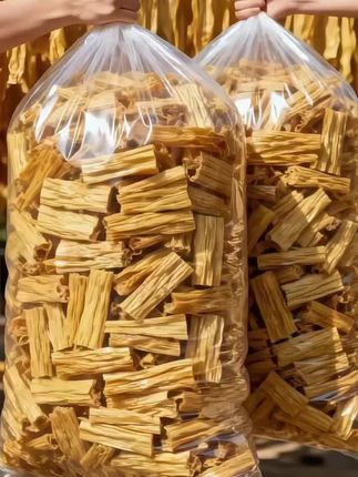 东北精选腐竹干货! 到手2斤才这价巨划算!高品质的腐竹干,今天买一斤送一斤,到手两斤才13.9!就这个价格,您要是错过了我都替您可惜。这个腐竹干品质非常的好,没有其他的添加,选用了优质的大豆,加上农家手工工艺,精选头层豆腐皮制作而成的,买回家红烧凉拌炒菜。煲汤都特别的合适,口感软弹,筋道,鲜嫩爽口,大人和小孩都爱吃,非常下饭。这一包是两斤装的,分量非常足,买上一单 都够咱们吃上好几顿了,趁现在还没有涨价,家人们赶紧拼手速了。#东北腐竹#大人小孩都爱吃 #好吃不贵经济实惠 #腐竹 @DOU+小助手  @DOU+上热门  #每日分享
