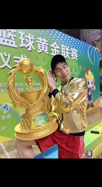 邕BA🏀•45号熊嘉俊👦,寒假2天就为寒假作业交上了满意的答券,球风和谈吐都体现出00后敢打敢拼,不娇不躁的风格,后生可畏未来可期啊‼️#邕BA#篮球赛