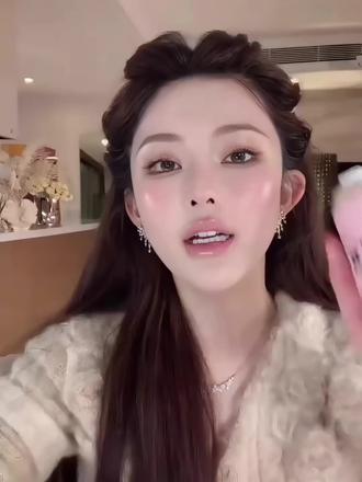 画梅推荐的可持续出雾的水光定妆喷雾!水光界定妆“黑马”来咯!韩女水光底妆不脱妆的定妆喷雾!韩妹人手一瓶,get清透粉感不重有呼吸感的光泽感水光肌!#定妆喷雾#定妆#水光肌#fixx定妆喷雾#画梅推荐