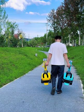 一岁以上宝宝都可以玩的挖掘机,可以挖沙挖土360度转圈圈挖沙挖土挖泥巴一辆车就够了#儿童挖掘机 #挖沙玩具 #可坐人挖掘机 #挖掘机玩具