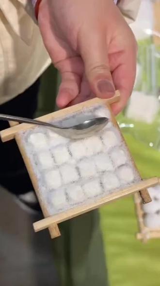 不能摸!这是我家霉豆腐!终于演上了过家家!和小女孩对暗号模拟拌霉豆腐好好玩哈哈!用粘土自制的霉豆腐可算是玩上了!还有拼豆辣椒粉!我还能再玩10次!#霉豆腐 #毛豆腐 #霉豆腐制作 #过家家 #抽象