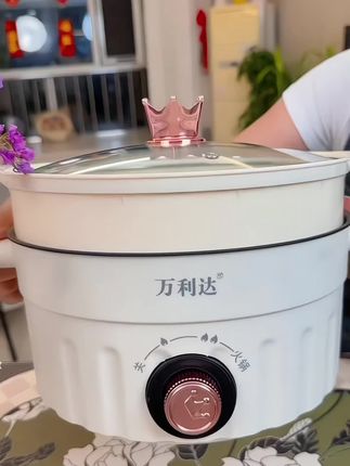 万利达电煮锅:一锅搞定三餐,厨房小白也能上手! 万利达蒸煮一体电锅,煎炒蒸炖煮涮样样行。3.6L大容量,一家三四口够用,还送蒸屉能上蒸下煮。不粘内胆不糊底,用完一冲就干净,三档火力可调,加热快还带防干烧保护。颜值高不占地,宿舍、家用都适配,现在入手很划算!#电煮锅 #小电锅 #电火锅 #宿舍好物 #万利达