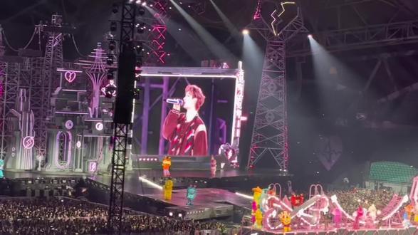 哥哥跨年请我们看五分钟的烟花!!是谁那么幸福!#汪苏泷跨年演唱会 #广州 #演唱会现场