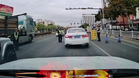 都知道喝酒不开车,隔夜酒第二天能不能查出来,车上可以放一个高精度酒精检测仪,能不能开车吹一下,一目了然#喝酒不开车 #隔夜酒#酒驾 #安全出行 #酒精检测仪