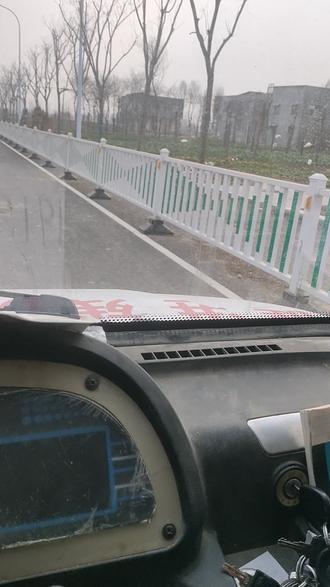 小利大风车宝马,不开电门就可以慢慢跑一会,,这才是显示今天北风那个吹的力量大的程度,厉害。