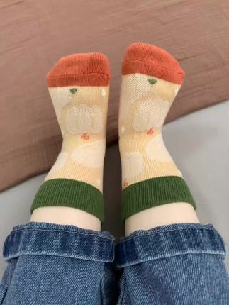 把“小南瓜🎃”穿jio上咯‼️ 给娃挑袜子挖到宝‼️奶杏底配棕绿边,往崽小jio上一套,瞬间有了森系那股子清爽劲儿🌴。关键是细节做得好:无骨缝合的袜头摸不着线头,A类面料洗了好几次还是软乎乎的,袜口弹性刚好,穿一天也不往下掉。我家崽以前穿袜子总蹬,这双居然乖乖穿到睡前,宝妈们快给娃试试‼️ #宝宝袜子 #婴儿袜子夏季 #宝宝袜子推荐 #婴幼儿袜子 #小月龄宝宝袜子