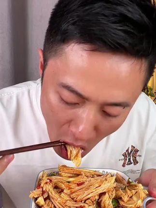 还是这个湖南特色的捞汁腐竹好吃,香香辣辣的,鲜嫩多汁!#腐竹 #好吃到停不下来 #豆制品 #下酒菜 #零食推荐