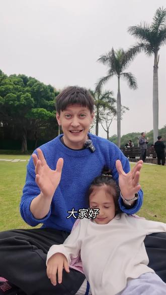 从厦门到北上,陪女儿艺考的日子
别人只看到结果,我们走过一路奔波。
安娜12岁考上海戏剧学院,
一边顾着小女儿Sofia,一边陪大女儿追梦。
孩子不容易,大人也不容易,
但只要是为了你们,一切都值得。
#安娜的艺考路 #亲子陪伴 #上海戏剧学院 #艺考生家长 #辛苦并幸福着