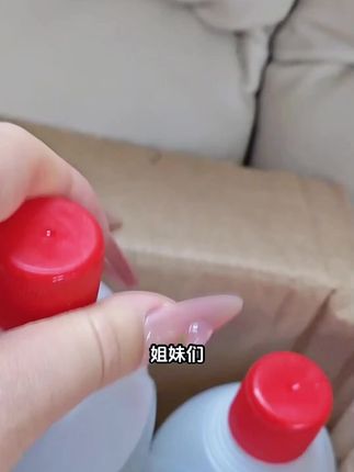 姐妹们,五瓶八四消毒液工厂直发,今天不要十九点九块,也不要九点九块,商家为了冲店铺销量,现在下单仅需七点九九块。真的成本不够,连运费都不够,而且每瓶都是五百克,大容量一瓶才一块多钱,非常划算,外面一瓶起码四五块。它是浓缩型的,用的时候稀释一下很省的,拖地的时候放一点,孩子光脚跑也更放心。用它刷马桶干净还没有异味。把衣服发黄、有污渍的用它泡一泡就好了,趁现在价格划算,七块九毛九,到手五瓶还包邮,有需要的姐妹,左下角小黄车赶紧拍上一单。#生活小妙招 #消毒液 #84消毒液