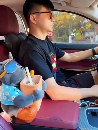 抱着垃圾桶的可爱狗狗,好看还实用 可储物、抽纸、倒垃圾一物三用 #车载抽纸盒推荐#车载垃圾桶#车载纸巾盒垃圾桶二合一