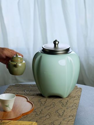 如果你在朋友家看到这款茶叶罐你会惊艳到吗? #茶生活 #召唤壶友 #茶生活茶人茶事 #茶叶罐 粉青茶叶罐釉水肥厚,温润如玉