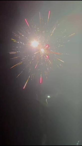 王菲春晚一首《你我经历的一刻》,仿佛是在无垠星河中划开一道温柔的光,将“珍惜当下”这个词,唱成了一场无需言语的沉浸式共鸣。那种感受,大概可以用三个瞬间来形容:
初听是“静”。极简的钢琴与弦乐衬底,像月光落在琴键上,清冽又纯粹。她标志性的弱混声与气声吟唱,没有丝毫炫技,反而带着一种近乎耳语的温柔,瞬间把除夕喧嚣的氛围拉远,让你不得不静下来,听见自己心跳的声音。
再听是“懂”。歌词里“穿越多少宇宙的段落,才来到今晚的灯火”,将浩瀚时空与眼前的团圆并置。在她空灵的嗓音里,百年的长河仿佛都慢了下来,你突然懂得,原来永恒并不在遥远的未来,而就在此刻——就在你与家人相视一笑的眼眸里,就在彼此陪伴的暖意中。
最后是“暖”。这是一种被击中后的柔软。她用声音告诉你,哪怕时光短暂,哪怕相遇终会告别,但这一刻的交汇,就足以抵御世间所有的寒流。它让你在那一瞬,只想紧紧握住身边人的手,感恩这份“小而美”的真诚与陪伴,觉得人间值得。