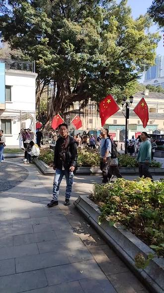 广州沙面岛,人山人海。