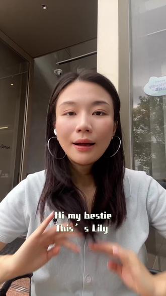 美国文化|中产买房的“草坪焦虑”🤑
Hi my bestie! This is Lily。从三年前卖掉第一个品牌到现在,我其实没有停下,这三年孵化了三个品牌,去年年营收跑到了 1000 万美金。 在美国,如果你觉得买下带院子的独栋别墅就拥有了自由,那你就太天真了。有一种比国xx更让人脊背发凉的存在,叫 HOA。
在很多中产社区,你家草坪如果超过 3 英寸没剪,隔天就会收到 100 刀的罚单。 很多人不理解:我的草坪凭什么让你管?因为在美区逻辑里,草坪不是自然景观,它是整个社区房价的“抵押品”。 如果整条街都像高尔夫球场,唯独你家荒草丛生,你就是那个“破坏集体资产”的罪人。在这里,完美的草坪就是你的“社交信用分”,它代表了你的财务稳健、生活自律和阶层认同。
这种基于“外貌焦虑”的社会压力,正是品牌建立溢价的绝佳切口。聪明的品牌从不卖“工具”,它们卖的是“焦虑解决方案”。
* 比如 Sunday: 它彻底改变了除草就是买化肥的土办法。你只要输入地址,它就利用卫星地图分析你的土壤,按季给你寄送定制补充包。它卖的不是肥料,而是“傻瓜式的合规”。 它告诉用户:你不需要懂植物学,你只要订阅我,就能在 HOA 的巡逻车面前永远拿满分。
* 再看 Mammotion: 以前除草是周末的苦役,现在这种两三千美金的智能割草机器人成了新宠。它不仅是剪草,它更像是一种“后院的特斯拉”。它让邻居看到:这家主人不仅维持了体面,还拥抱了最前沿的 AI 效率。
1. 解决恐惧优于提供愉悦: 能帮用户规避罚单、消解邻里压力,你的定价权就稳了。
2. 从“工具”转向“社交货币”: 别只谈参数,要谈你的产品如何让用户在社区里显得更体面。
3. 卖“确定性”的订阅感: 用户花钱,买断的是风险,买回的是周六下午的自由。
如果你也想看透美区出海的真实命门,关注我。我是 Lily,深耕美区 5 年,重新定义品牌出海,我们一起在路上。✨
#lilyberry聊跨境 #lilyberry聊出海 #品牌出海 #美国创业 #美国文化