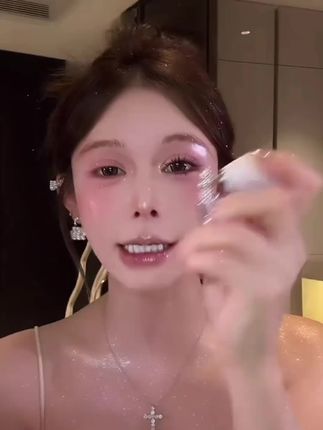 亮闪闪的真的好漂亮啊#闪粉#亮闪闪#平价好物#实惠好物#好物 新娘身体高光闪粉闪亮珠光头发锁骨脖子碎钻细腻喷雾亮晶晶亮爆闪