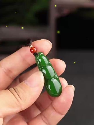 一豆四福,平安常伴。 💚四季更迭,好运相随,佩戴间尽显温润雅致。 #无限回购的宝藏单品#平安四季豆挂坠项链