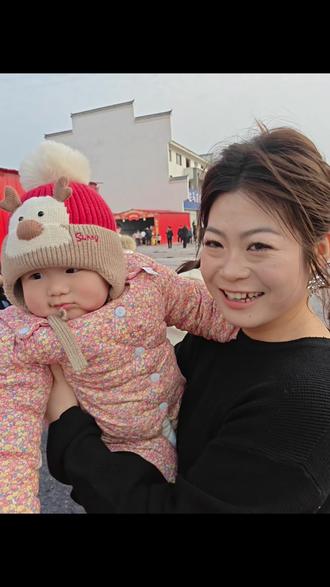 宝宝也是给网红佳佳合上影了