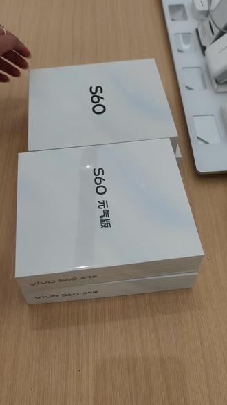 拆箱看外观:S60标准版&元气版 离5.29日越来越近啦~
#田曦薇 作为 vivoS60系列的美学大使 为大家带来了新款📱即 #vivoS60 #vivoS60元气版
#外观 #拆箱