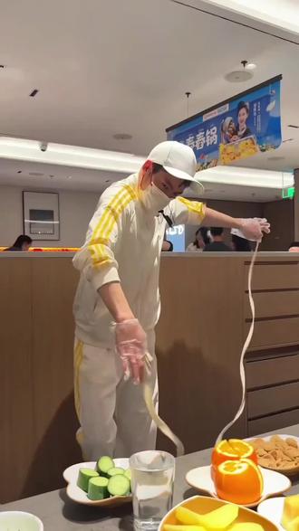 海底捞太卷了吧,200多满满一桌就离谱,锅底饮料小吃水果都包了,还有可爱的周边!赶紧冲!#海底捞火锅 #附近海底捞 #海底捞团购