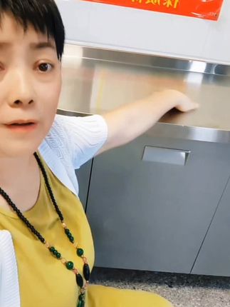 看看这304不锈钢橱柜,走进我们千家万户,因为生活在改变,家庭在改变,家居也在改变,让我们每一个家庭都用上不锈钢材质的家具